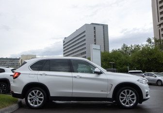 Подержанный автомобиль BMW X5 2017 года (3 фото)