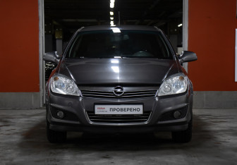 Подержанный автомобиль Opel Astra Sedan 2012 года (2 фото)
