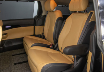 Подержанный автомобиль Kia Carnival 2021 года (9 фото)