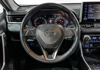 Подержанный автомобиль Toyota RAV4 2021 года (21 фото)
