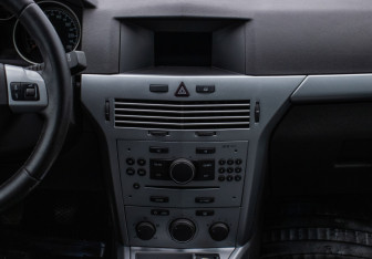 Подержанный автомобиль Opel Astra Wagon 2012 года (14 фото)