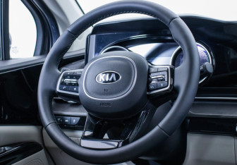 Подержанный автомобиль Kia Carnival 2020 года (15 фото)