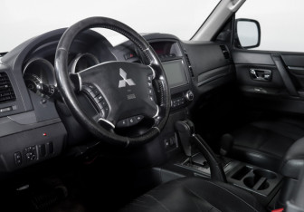 Подержанный автомобиль Mitsubishi Pajero 2011 года (11 фото)