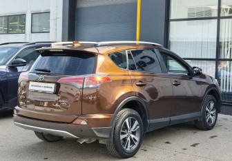 Подержанный автомобиль Toyota RAV4 2017 года (5 фото)