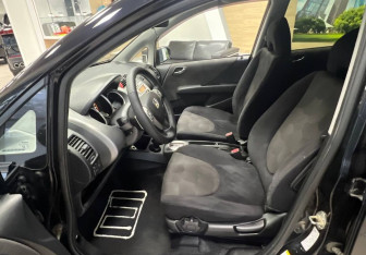 Подержанный автомобиль Honda Jazz 2008 года (9 фото)