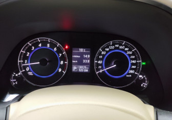 Подержанный автомобиль Infiniti QX70 2015 года (16 фото)