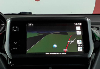 Подержанный автомобиль Peugeot 208 2013 года (13 фото)
