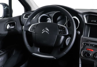 Подержанный автомобиль Citroen C4 Sedan 2016 года (10 фото)