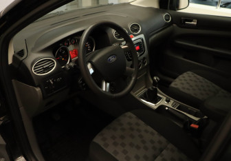 Подержанный автомобиль Ford Focus Hatchback 2008 года (7 фото)