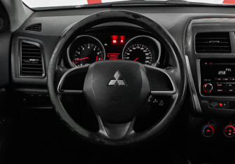 Подержанный автомобиль Mitsubishi ASX 2013 года (11 фото)