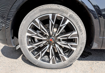 Подержанный автомобиль Hongqi HS5 2023 года (17 фото)