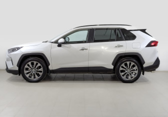 Подержанный автомобиль Toyota RAV4 2020 года (8 фото)