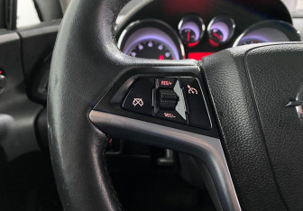 Подержанный автомобиль Opel Astra Hatchback 2011 года (15 фото)