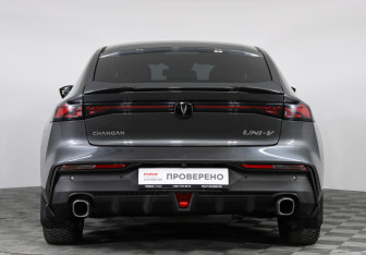 Подержанный автомобиль Changan UNI-V 2023 года (6 фото)