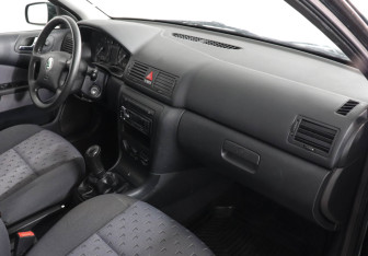 Подержанный автомобиль Skoda Octavia Liftback 2002 года (6 фото)