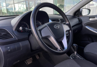 Подержанный автомобиль Hyundai Solaris Sedan 2011 года (13 фото)