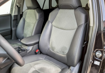 Подержанный автомобиль Toyota RAV4 2024 года (20 фото)