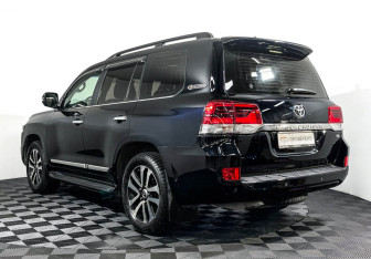 Подержанный автомобиль Toyota Land Cruiser Suv 2017 года (7 фото)
