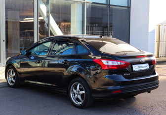 Подержанный автомобиль Ford Focus Sedan 2011 года (6 фото)