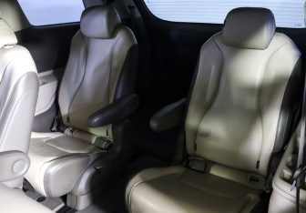 Подержанный автомобиль Kia Carnival 2020 года (12 фото)