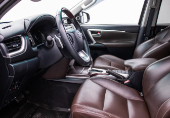 Подержанный автомобиль Toyota Fortuner 2018 года (10 фото)