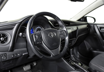 Подержанный автомобиль Toyota Corolla Sedan 2017 года (10 фото)