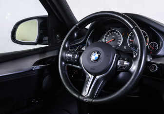 Подержанный автомобиль BMW X5 M 2015 года (13 фото)
