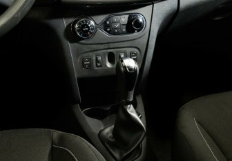 Подержанный автомобиль Renault Sandero 2017 года (8 фото)