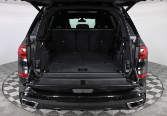 Подержанный автомобиль BMW X7 2021 года (9 фото)