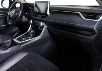Подержанный автомобиль Toyota RAV4 2021 года (10 фото)