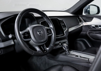 Подержанный автомобиль Volvo XC90 2018 года (14 фото)
