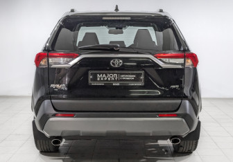 Подержанный автомобиль Toyota RAV4 2020 года (6 фото)