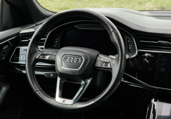 Подержанный автомобиль Audi Q8 2019 года (14 фото)