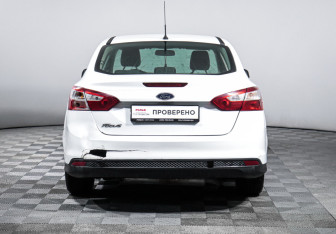 Подержанный автомобиль Ford Focus Sedan 2013 года (6 фото)