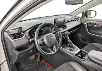 Подержанный автомобиль Toyota RAV4 2021 года (16 фото)