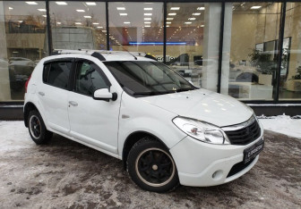 Подержанный автомобиль Renault Sandero 2011 года (3 фото)