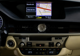 Подержанный автомобиль Lexus ES 2012 года (14 фото)