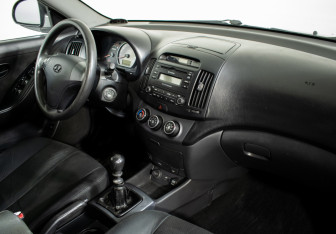 Подержанный автомобиль Hyundai Elantra Sedan 2008 года (10 фото)