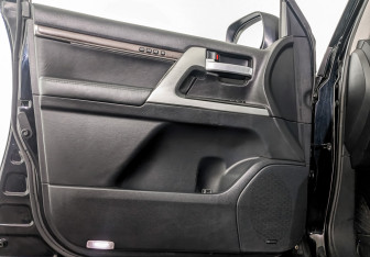 Подержанный автомобиль Toyota Land Cruiser Suv 2017 года (19 фото)