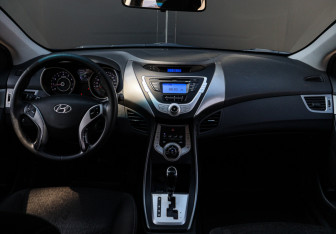 Подержанный автомобиль Hyundai Elantra Sedan 2011 года (9 фото)