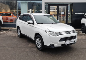 Подержанный автомобиль Mitsubishi Outlander 2013 года (3 фото)