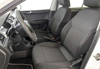 Подержанный автомобиль Skoda Rapid Liftback 2019 года (20 фото)