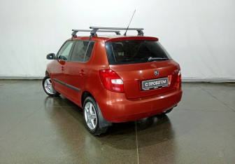 Подержанный автомобиль Skoda Fabia Hatchback 2009 года (7 фото)