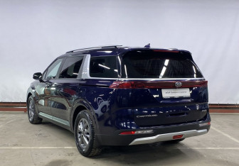 Подержанный автомобиль Kia Carnival 2021 года (7 фото)