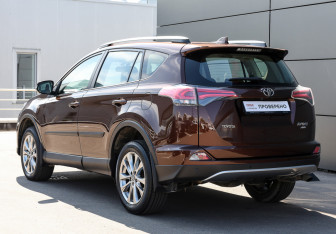 Подержанный автомобиль Toyota RAV4 2017 года (7 фото)