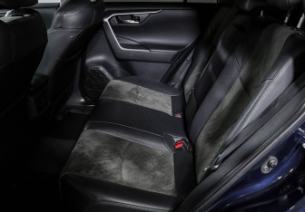 Подержанный автомобиль Toyota RAV4 2022 года (10 фото)