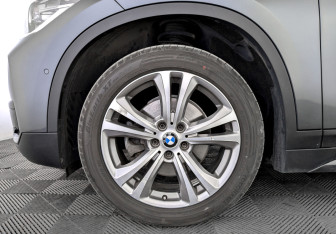 Подержанный автомобиль BMW X1 2017 года (18 фото)