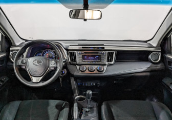 Подержанный автомобиль Toyota RAV4 2013 года (14 фото)
