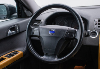 Подержанный автомобиль Volvo S40 2007 года (15 фото)