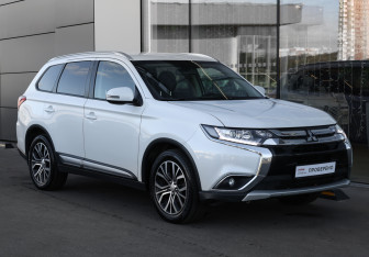 Подержанный автомобиль Mitsubishi Outlander 2018 года (3 фото)